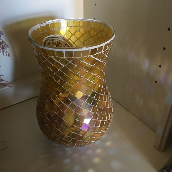 YELLOW TILE Motif Vase! - Picture 3 of 3